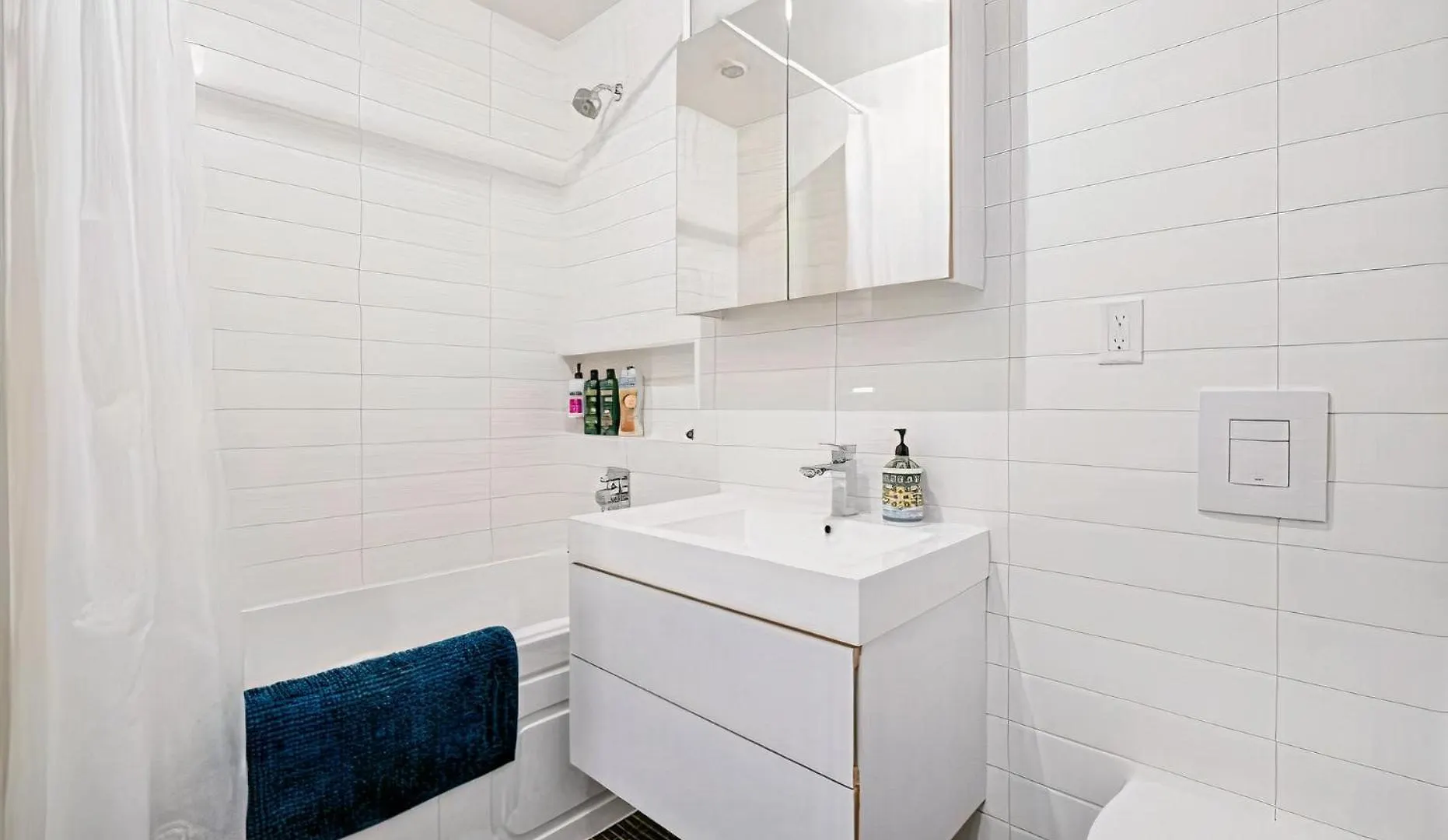 Modern, Bright & Central 1-Bed Downtown Apt Close To Rogers Arena Vancouver Apartment