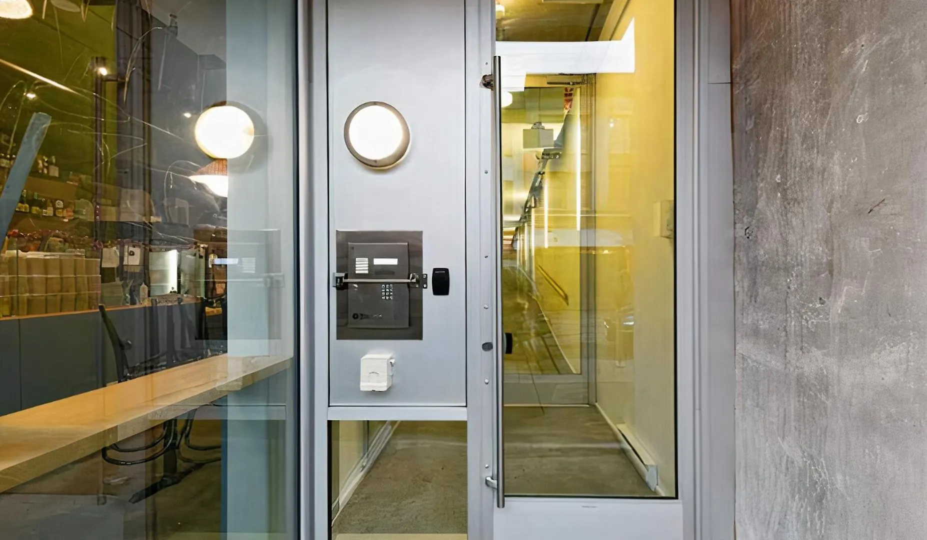 Modern, Bright & Central 1-Bed Downtown Apt Close To Rogers Arena Vancouver Apartment