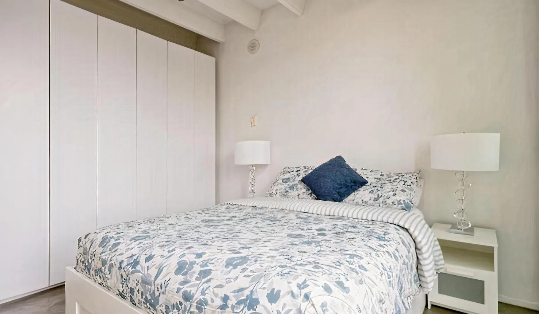Modern, Bright & Central 1-Bed Downtown Apt Close To Rogers Arena فانكوفر كندا